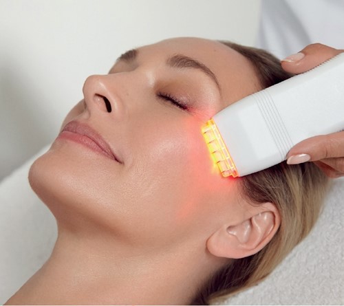 CACI Wrinkle Comb in use